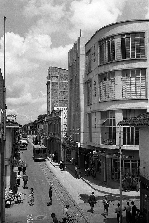 Donato García Teatro Caldas y Tranvía carrera 8 entre 18 y 19 1950 Archivo Fotográfico Javier García Jaramillo